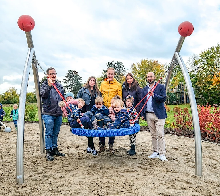 Monheims Bürgermeister Daniel Zimmermannn (Mitte) mit den Kindern und Erzieherinnen der Kita "Gänseblümchen", Fabian Tuschewitzki von der städtischen Abteilung Grünflächen (links) und Oliver Sachs von der PAESCHKE Unternehmensgruppe (rechts)